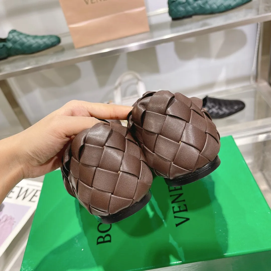 [BV] Top P: 760💰Size for couples: 35-44 (Female, 40, 41, Male 38, 45, custom-made, non-returnable) (Bottega Veneta) Genuine leather outsole, classic woven beanie shoes, two-wear heel set Blessed are the little feet👣👣Comfortable casual shoes that can be worn all year round, made of imported first-layer sheepskin➕fine-quality sheepskin leather, imported sheepskin lining, luxury genuine leather outsole [rose][rose], Bottega Veneta is an Italian luxury brand. Made using traditional Italian leather craftsmanship.
